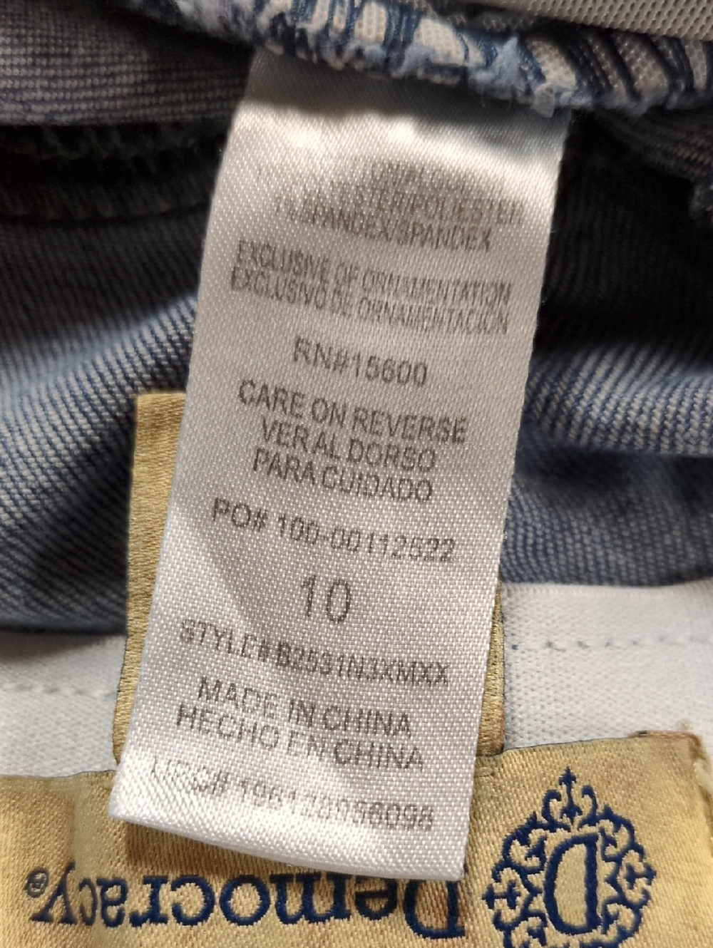 Democracy Light Wash Crop Jeans Size 10 - Picture 6 of 8